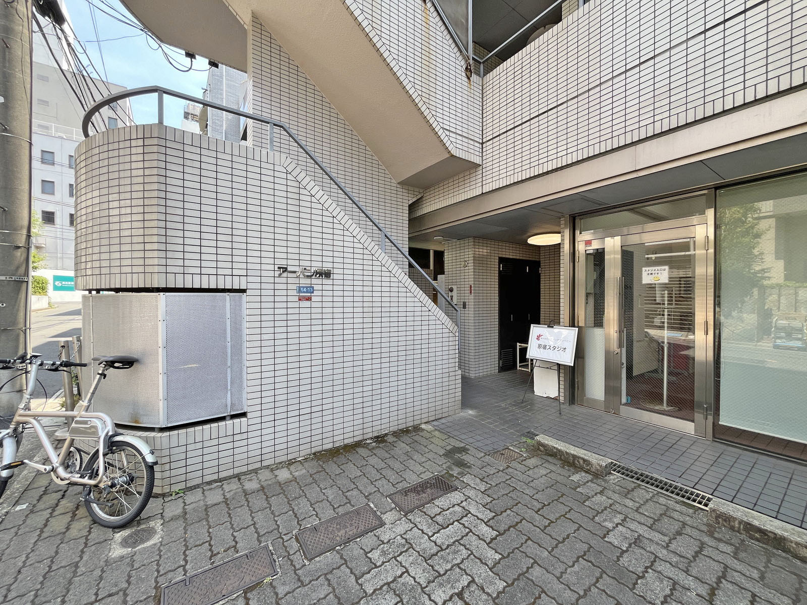 オフィスビル出入口