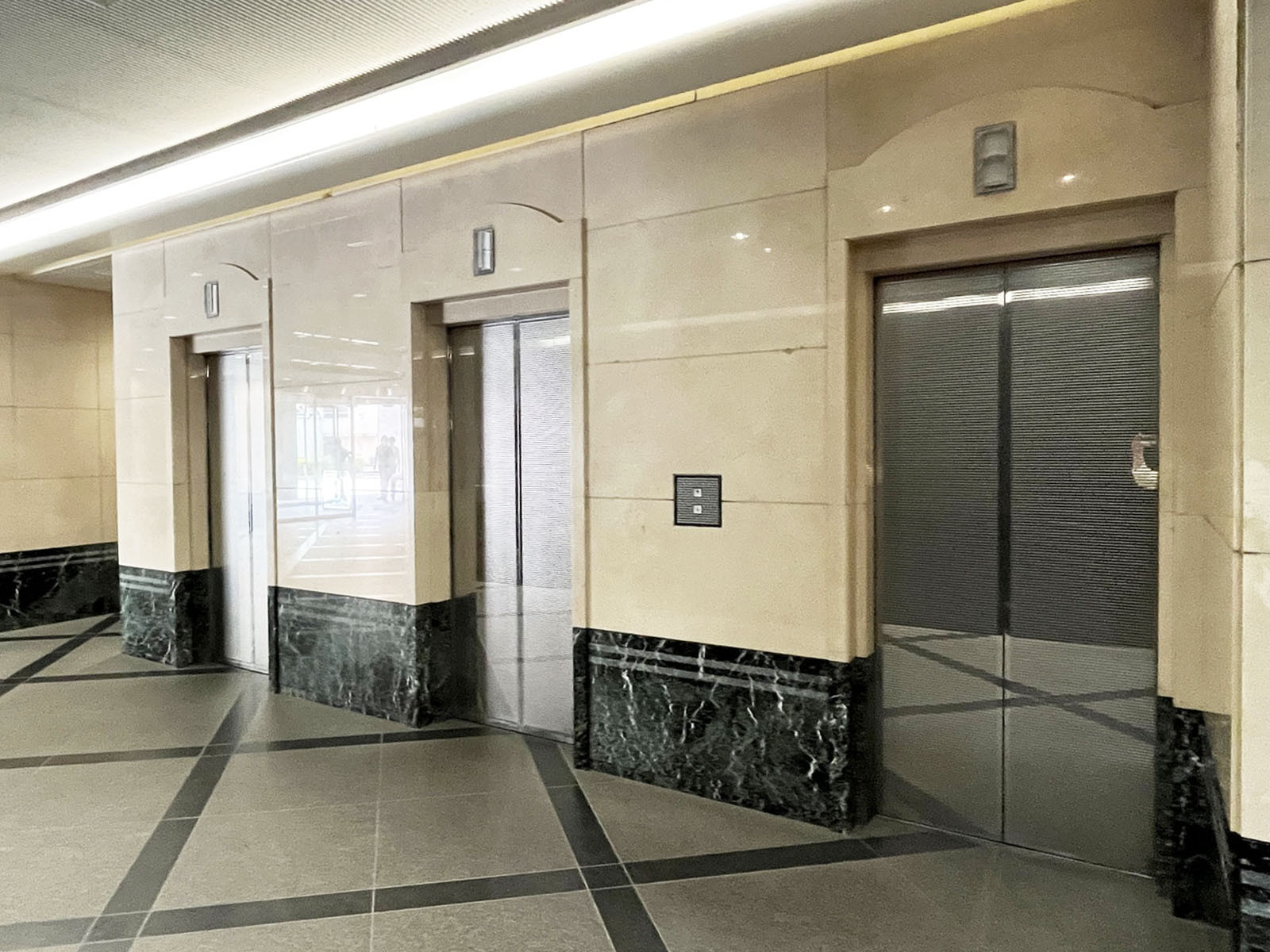エレベーター（3基）