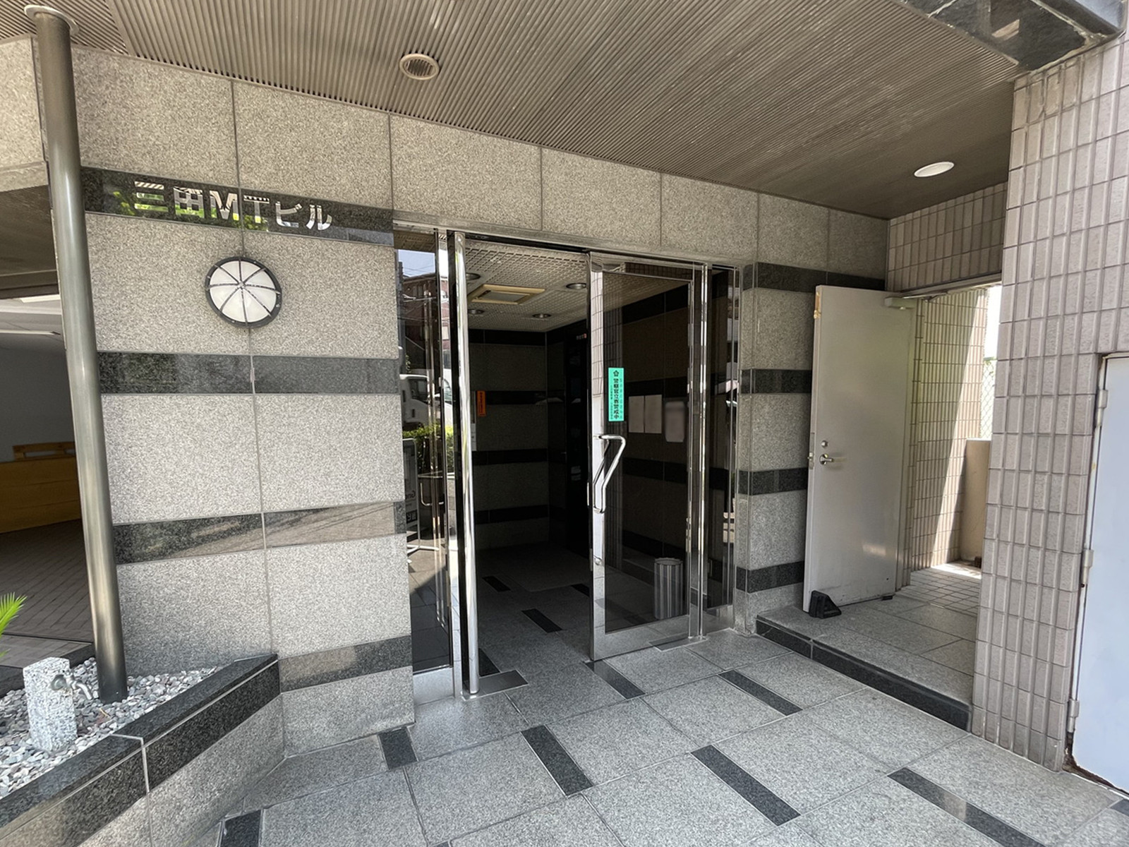 オフィスビル出入口