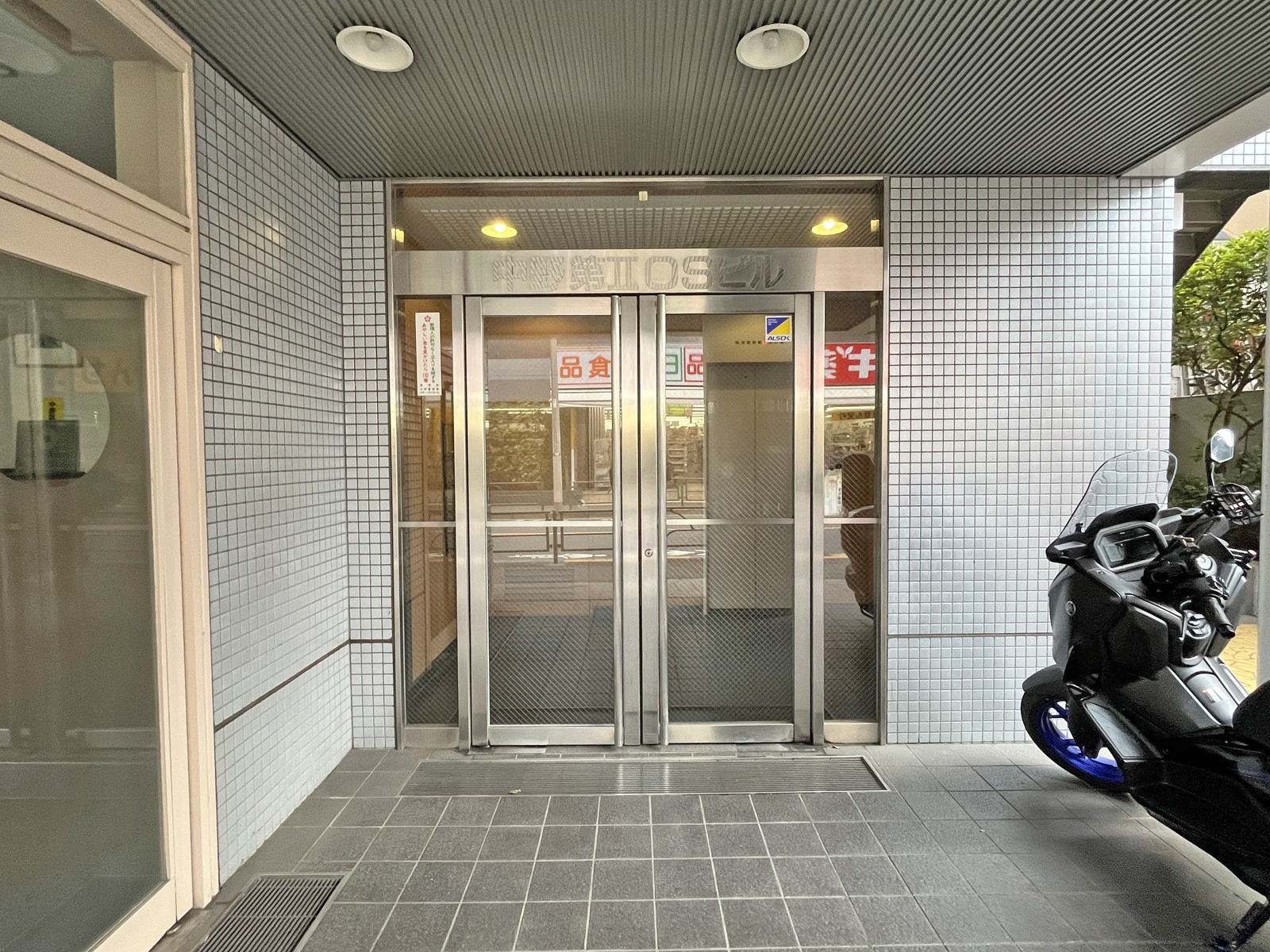 オフィスビル出入口