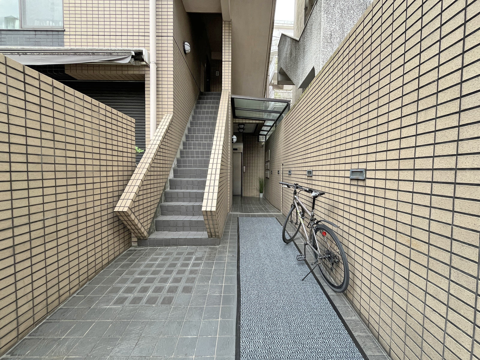 オフィスビル出入口