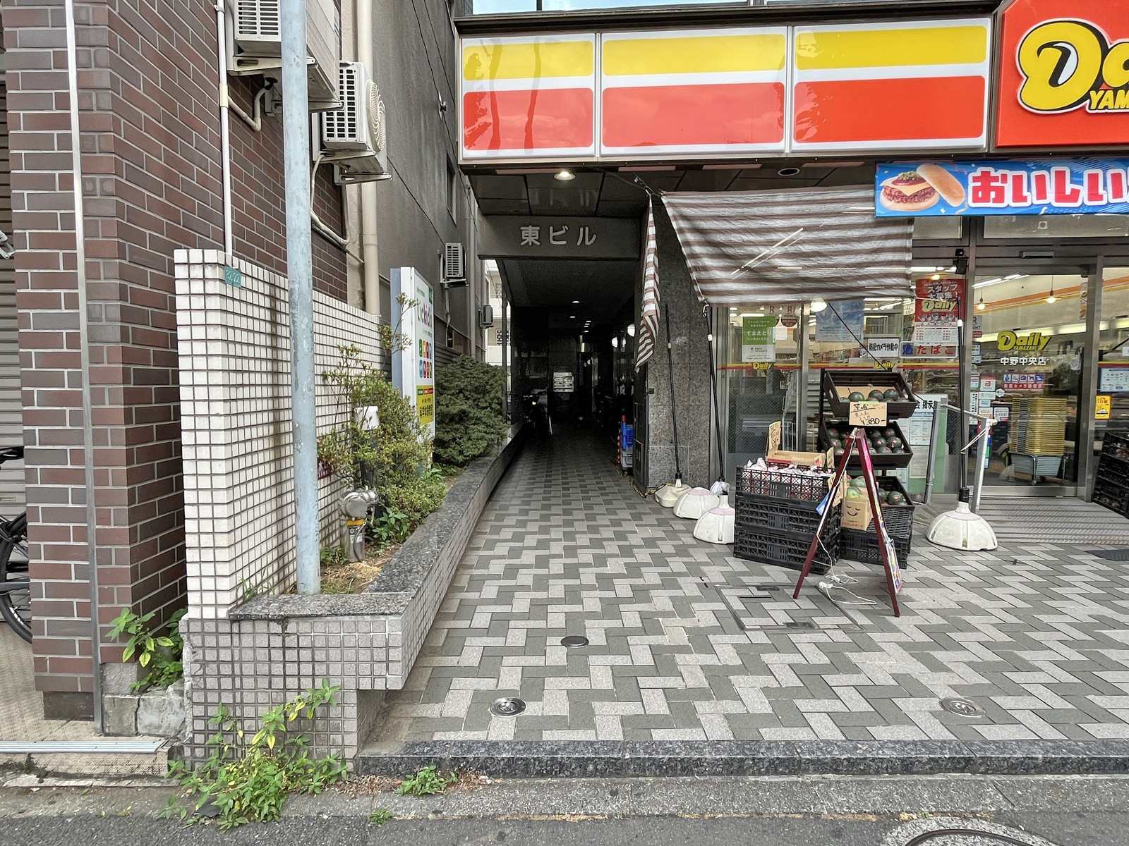 オフィスビル出入口