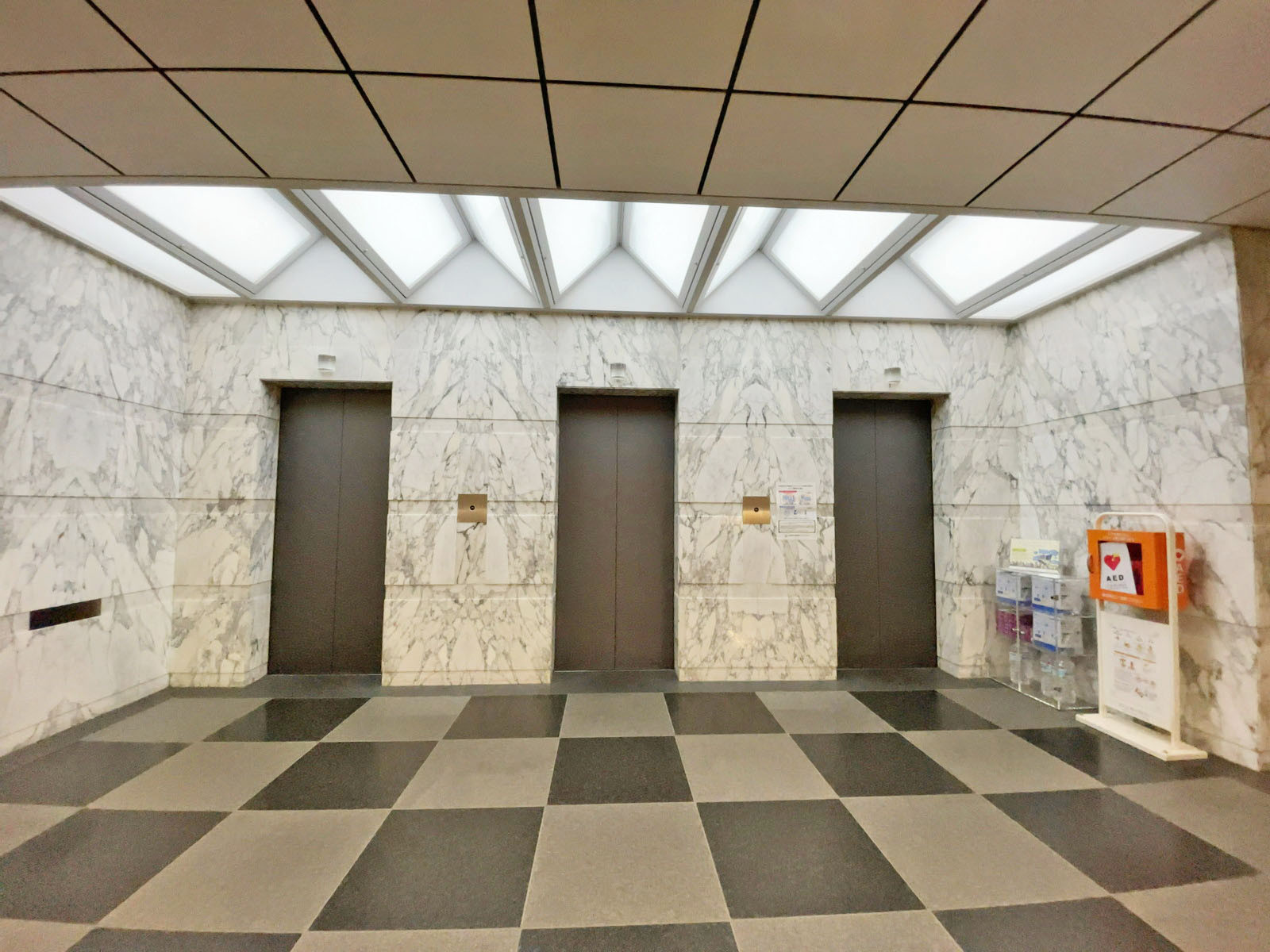 エレベーター(3基)