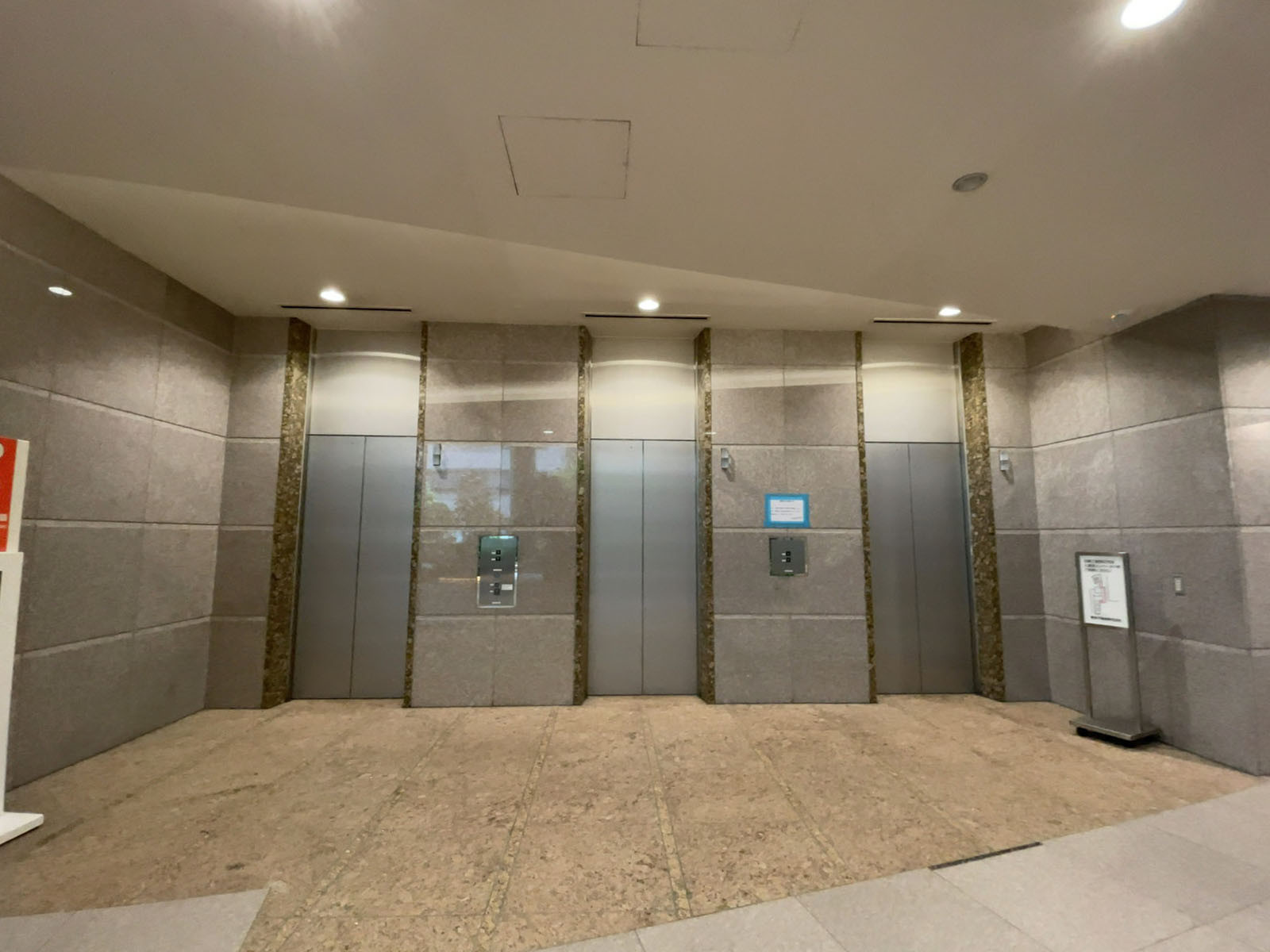 エレベーター(3基)