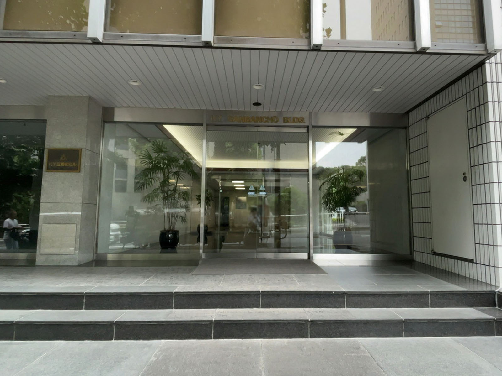 オフィスビル出入口