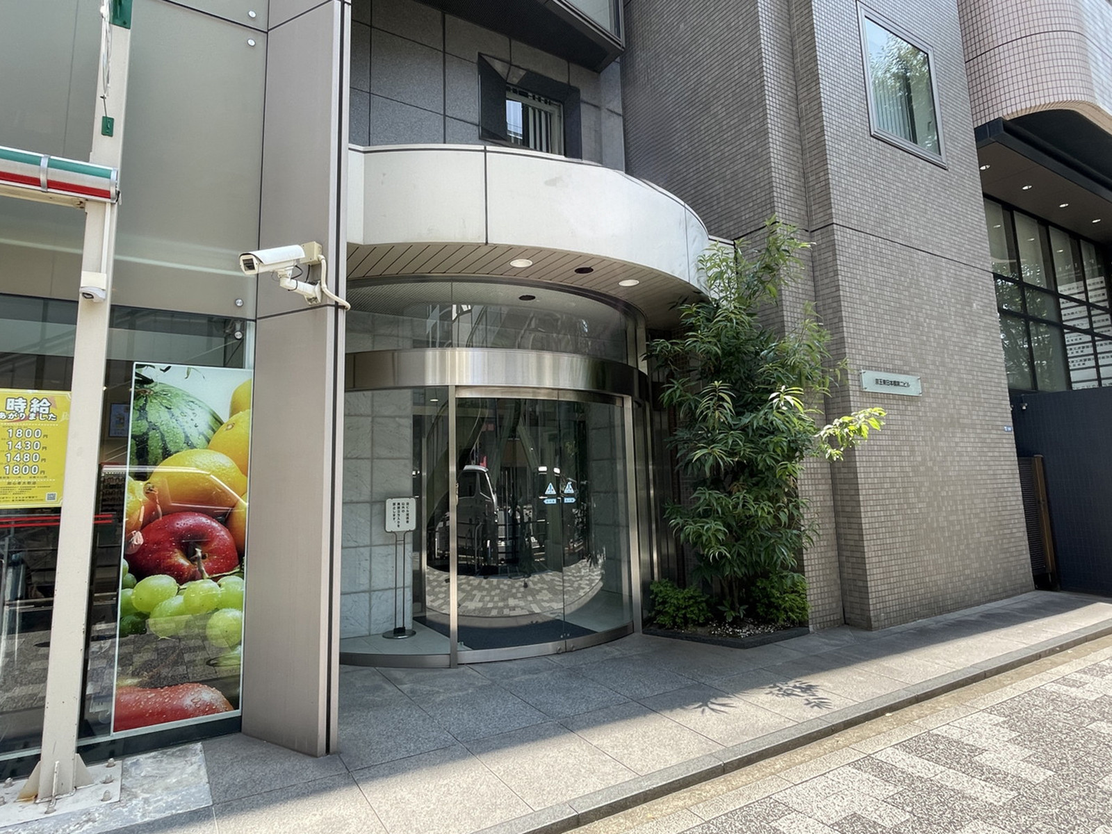 オフィスビル出入口