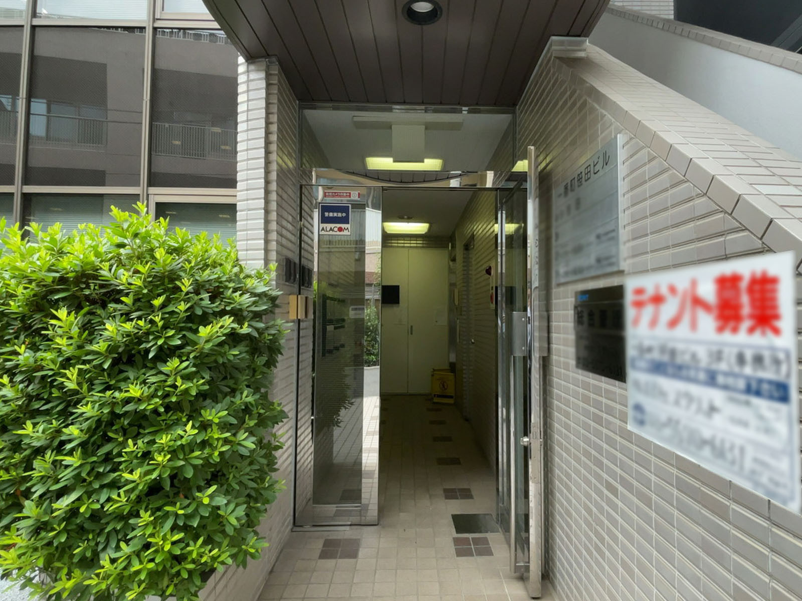 オフィスビル出入口