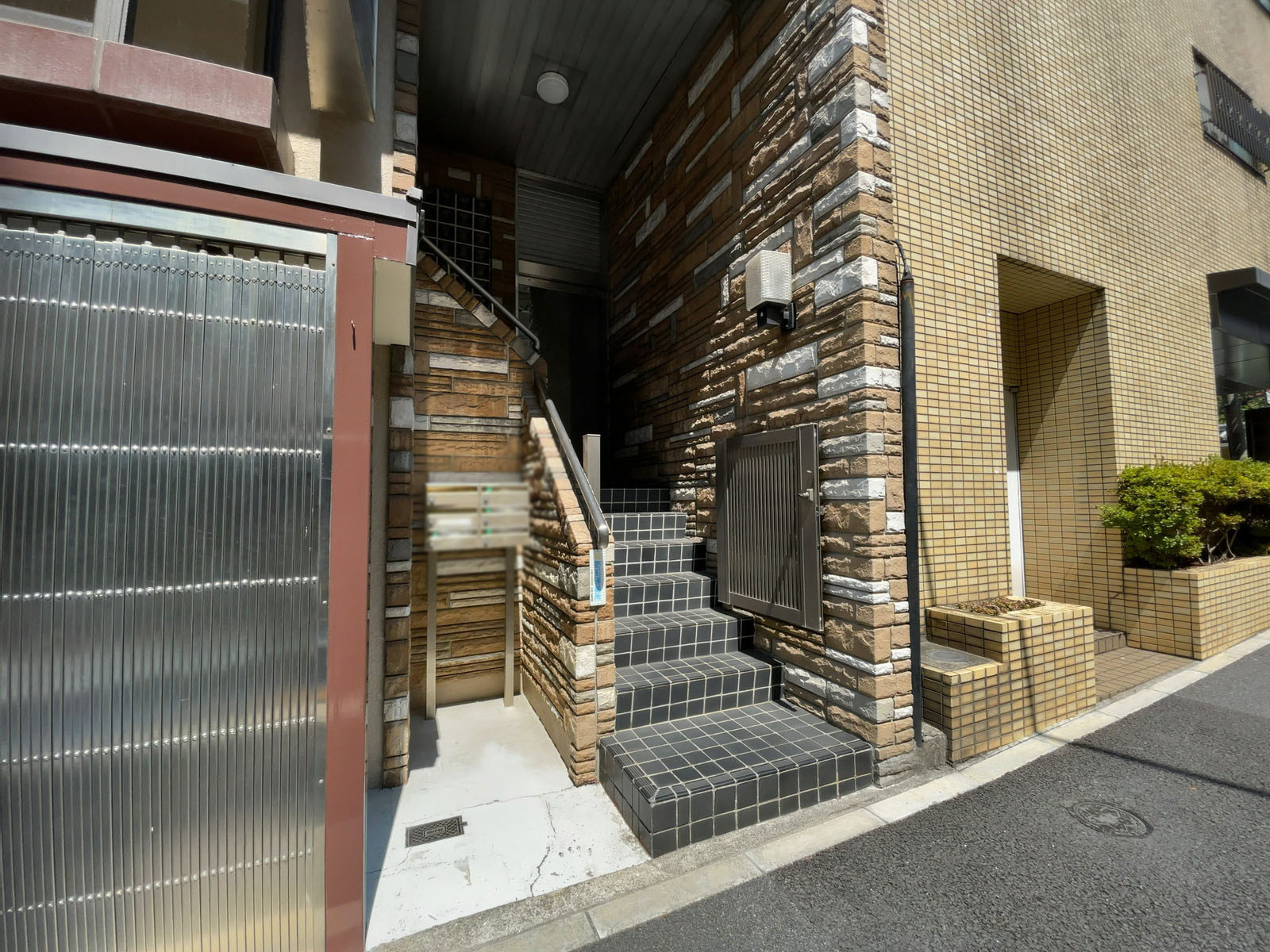 出入り口前の階段