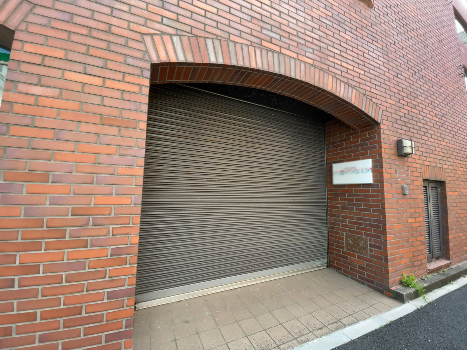 オフィスビル出入口