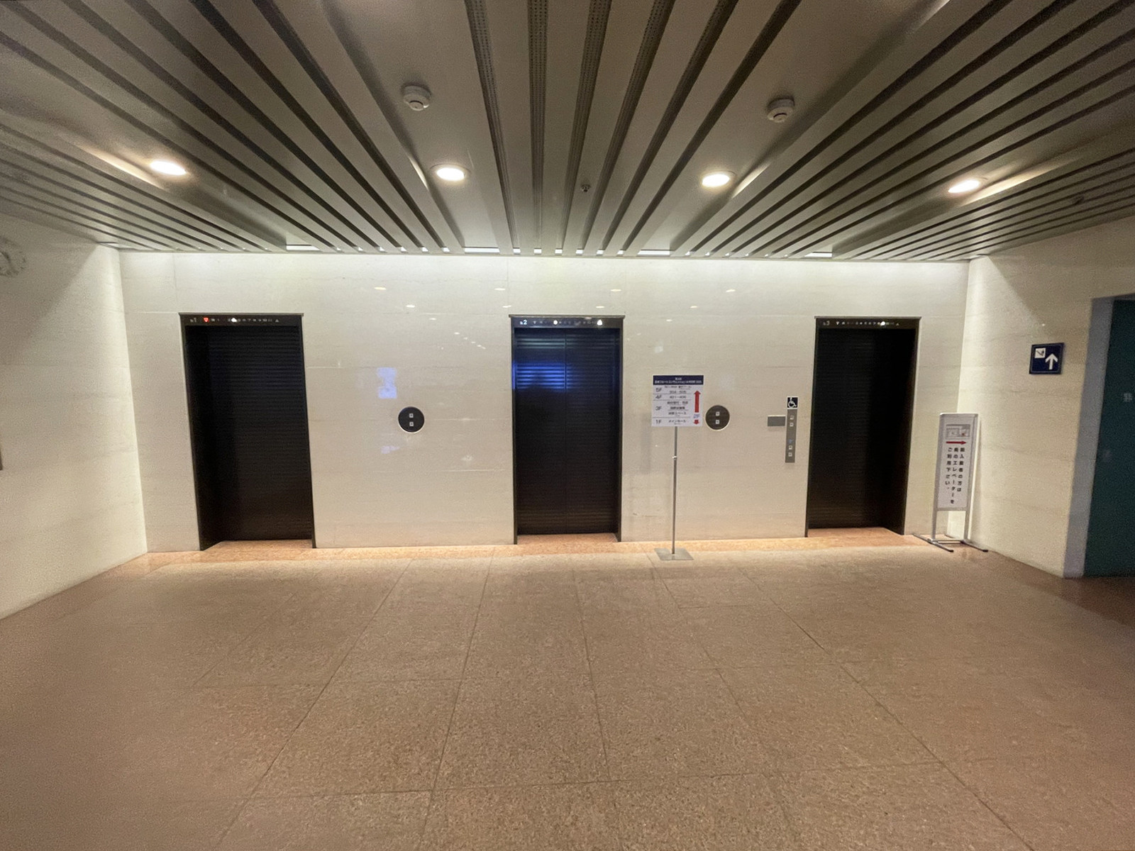 エレベーター(3基)