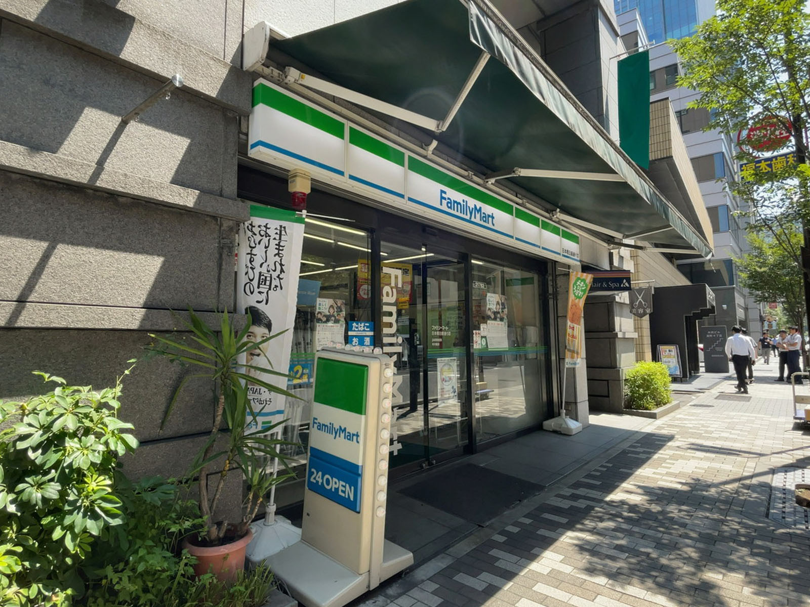 1階のファミリーマート 日本橋日銀通り店