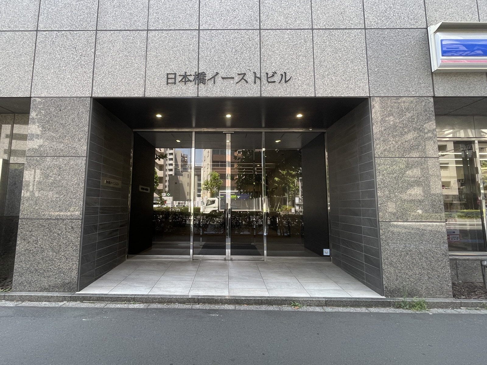 オフィスビル出入口
