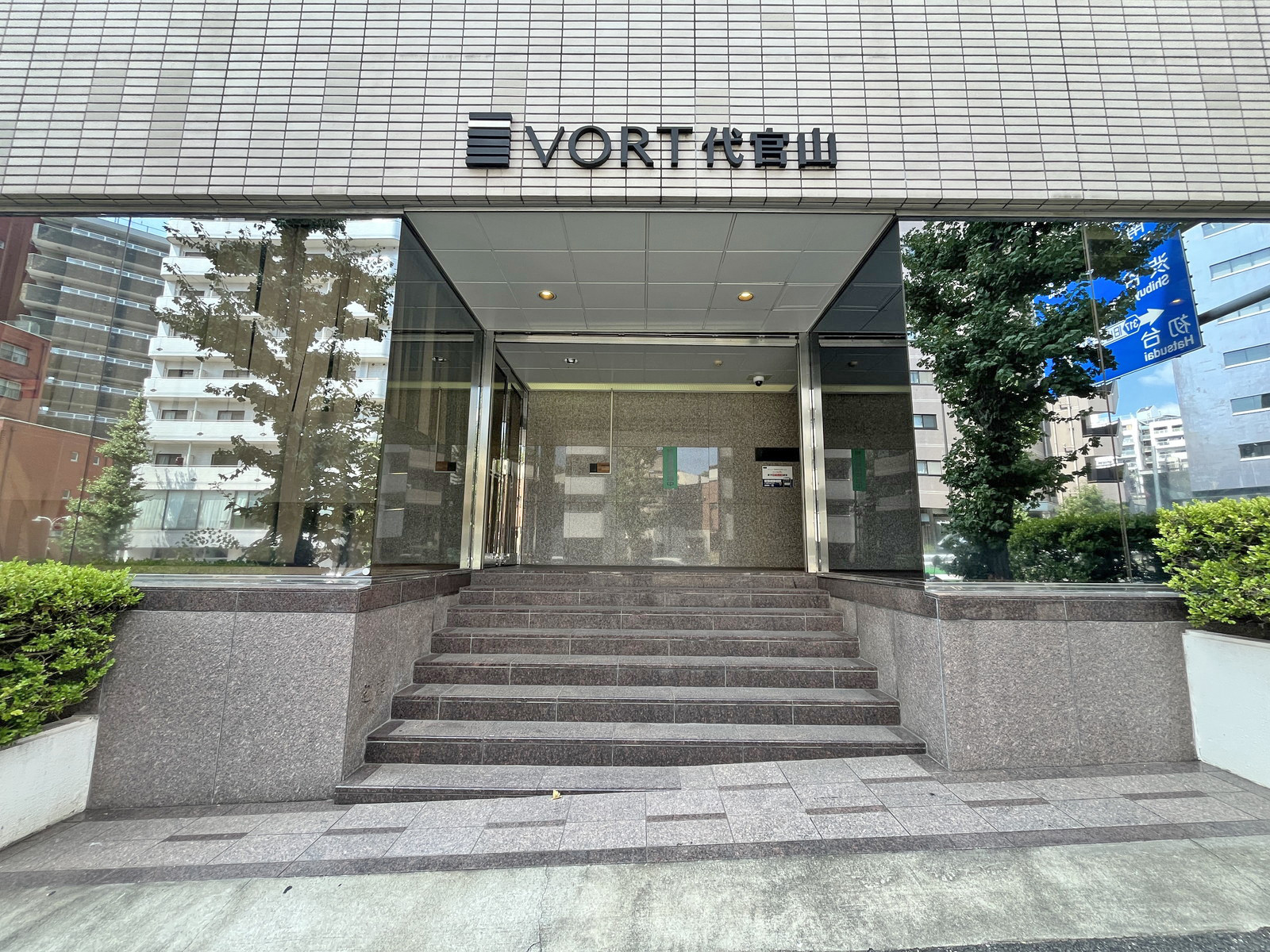 オフィスビル出入口