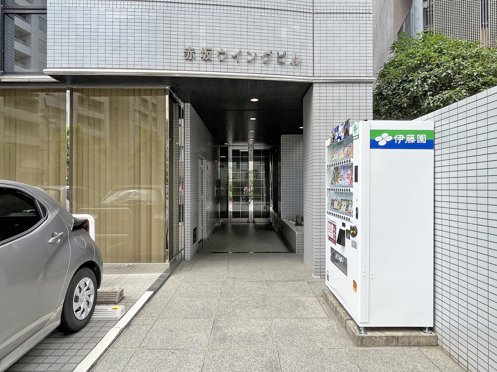 オフィスビル出入口