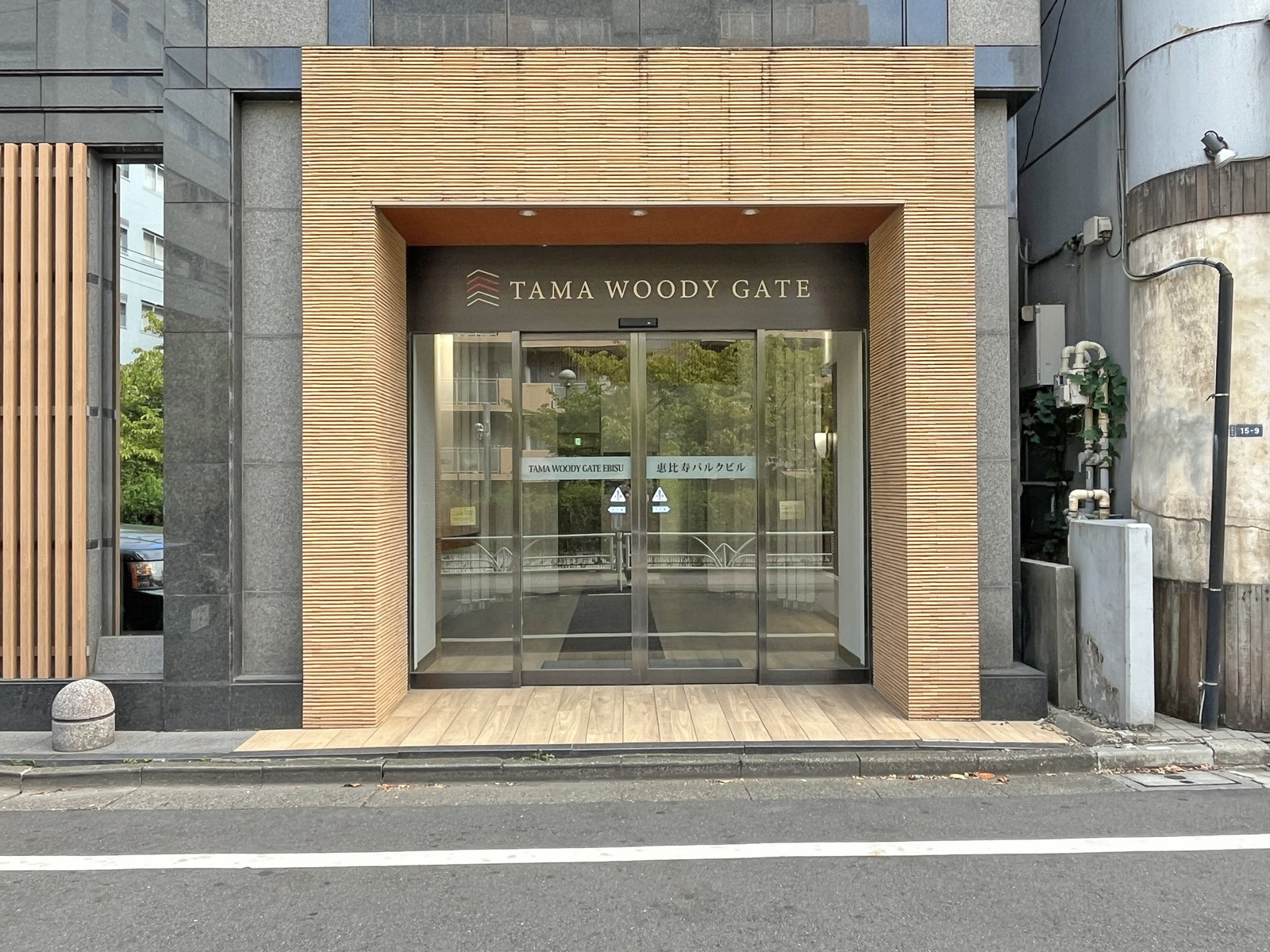 オフィスビル出入口