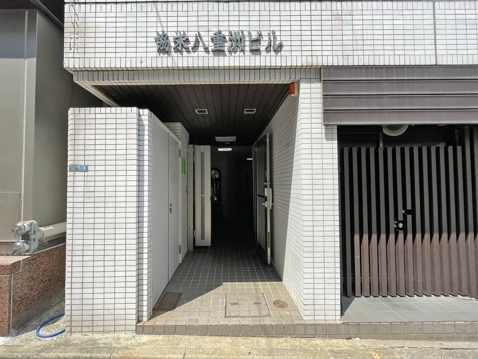 オフィスビル出入口