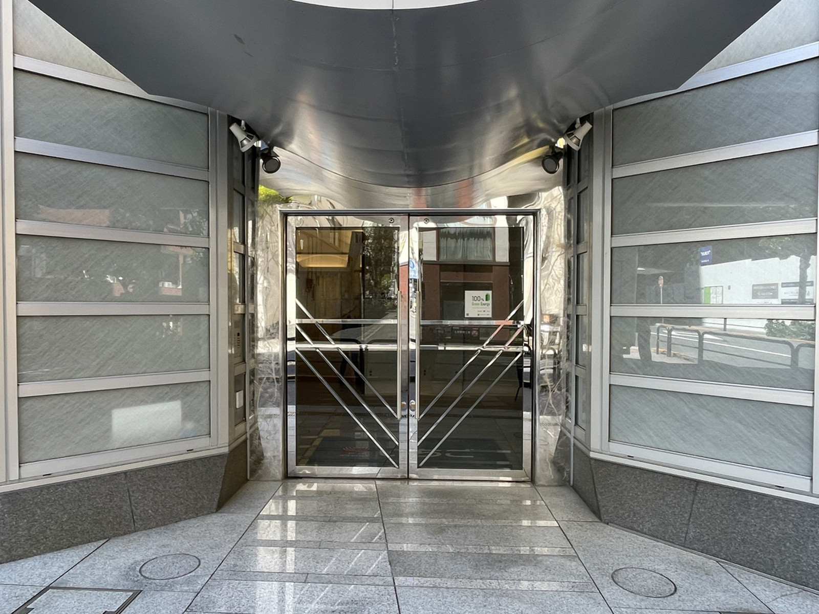 オフィスビル出入口