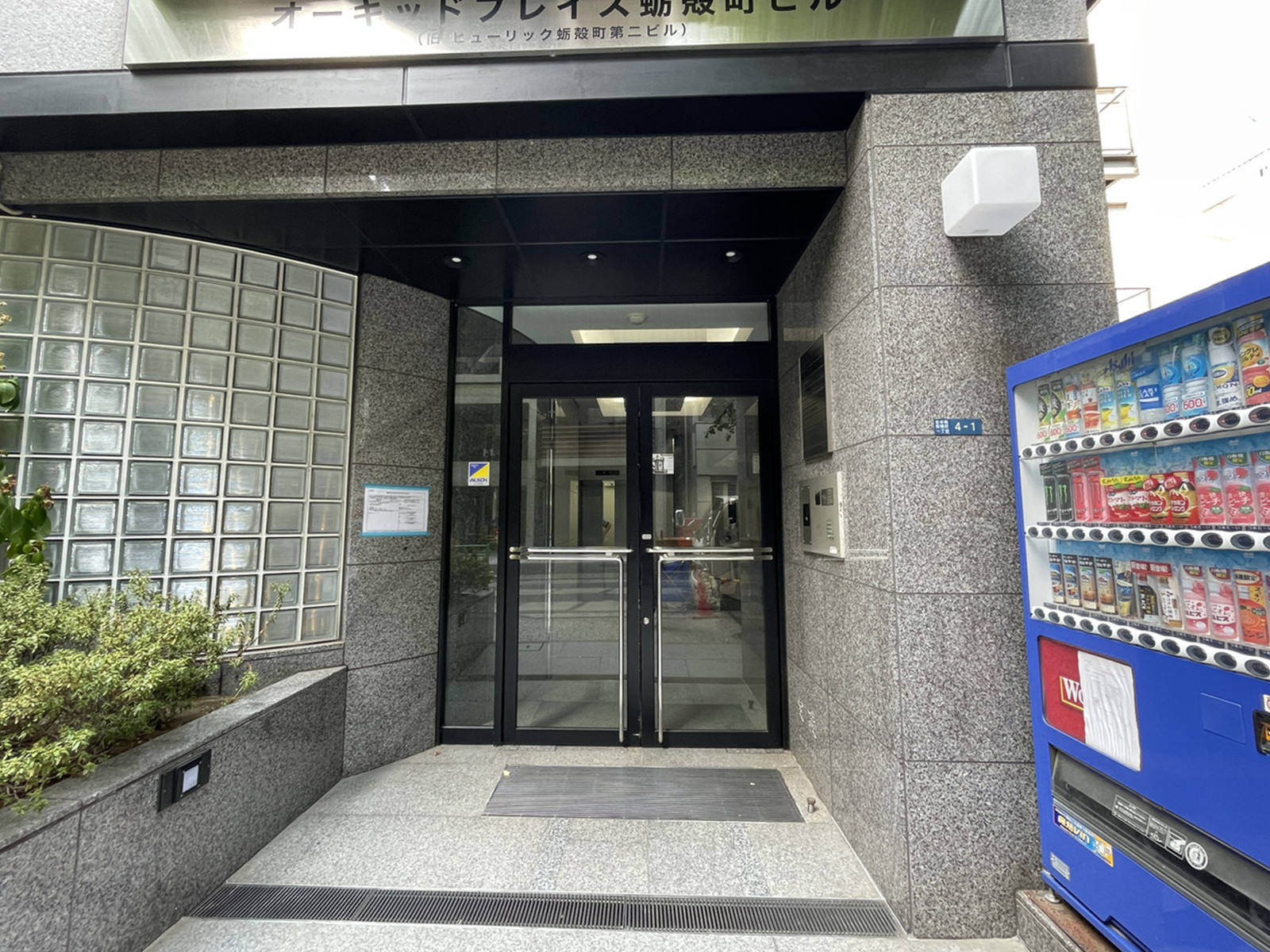 オフィスビル出入口