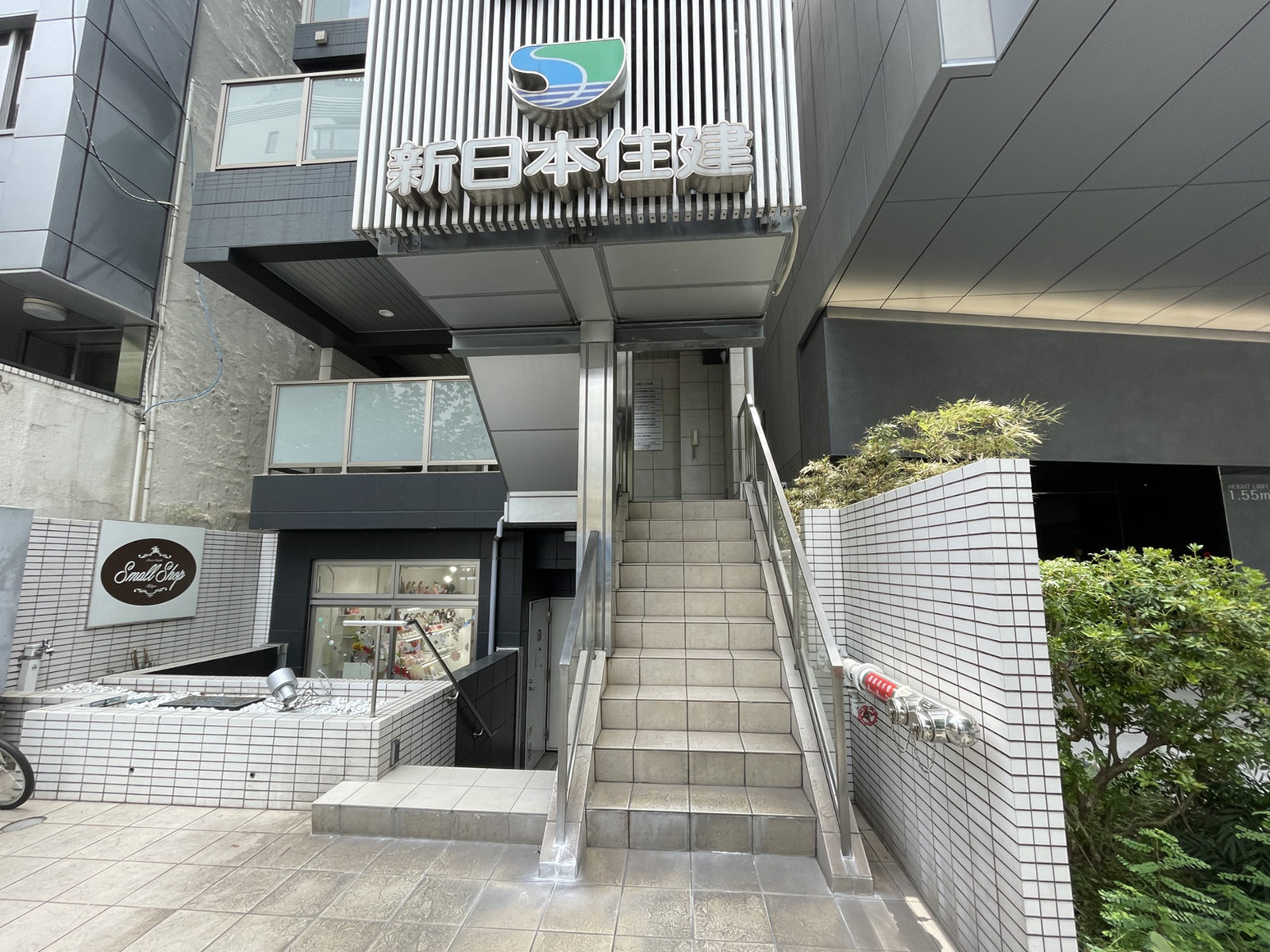 オフィスビル出入口