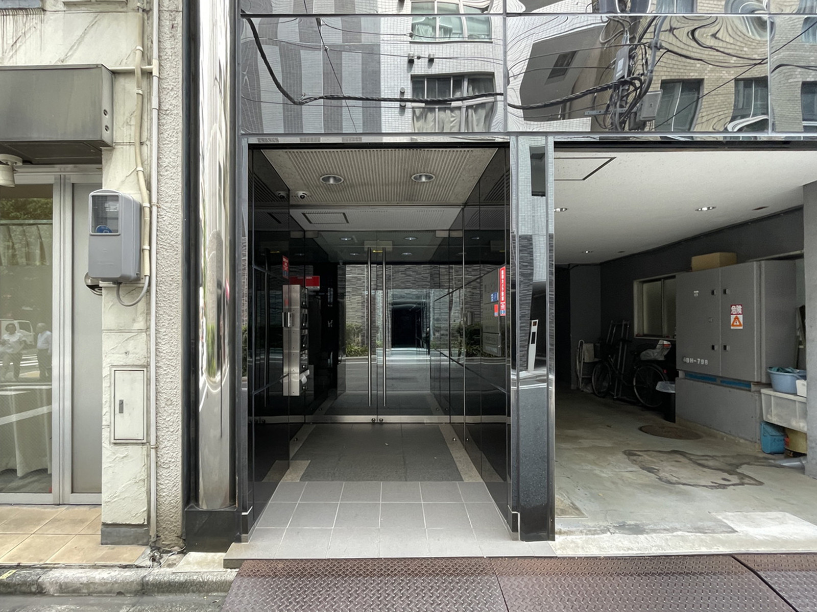 オフィスビル出入口