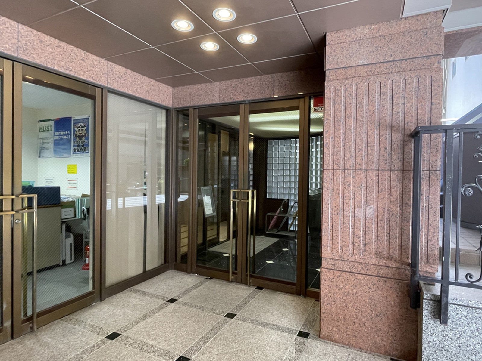 オフィスビル出入口