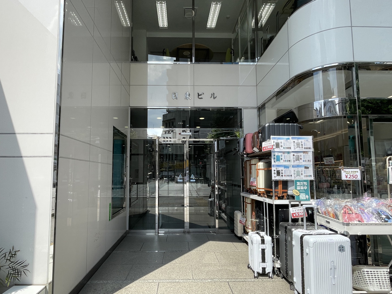 オフィスビル出入口