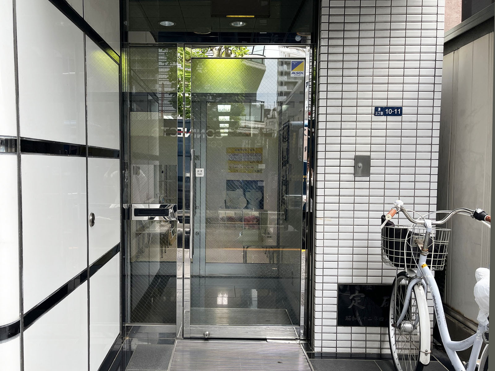 オフィスビル出入口