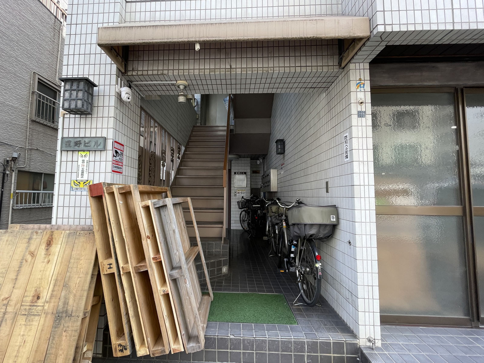 オフィスビル出入口