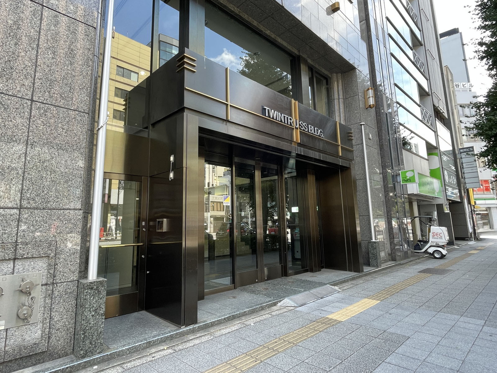 オフィスビル出入口