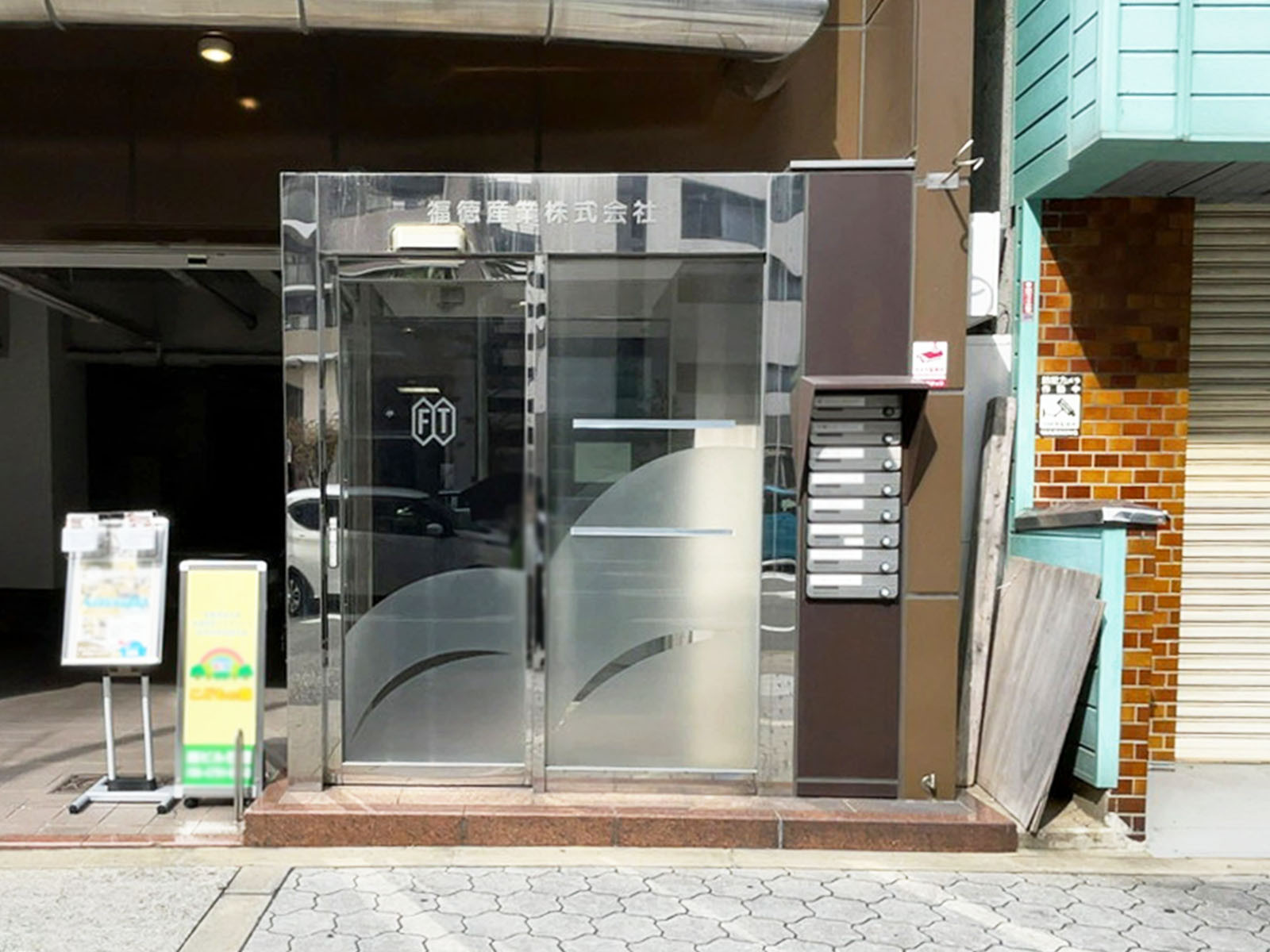 オフィスビル出入口