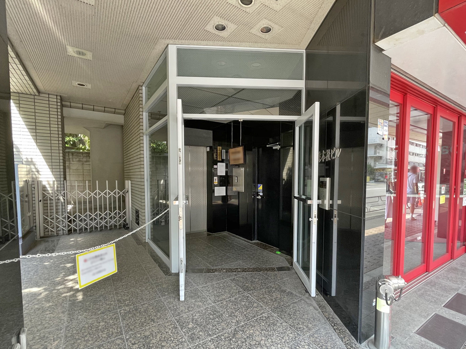 オフィスビル出入口