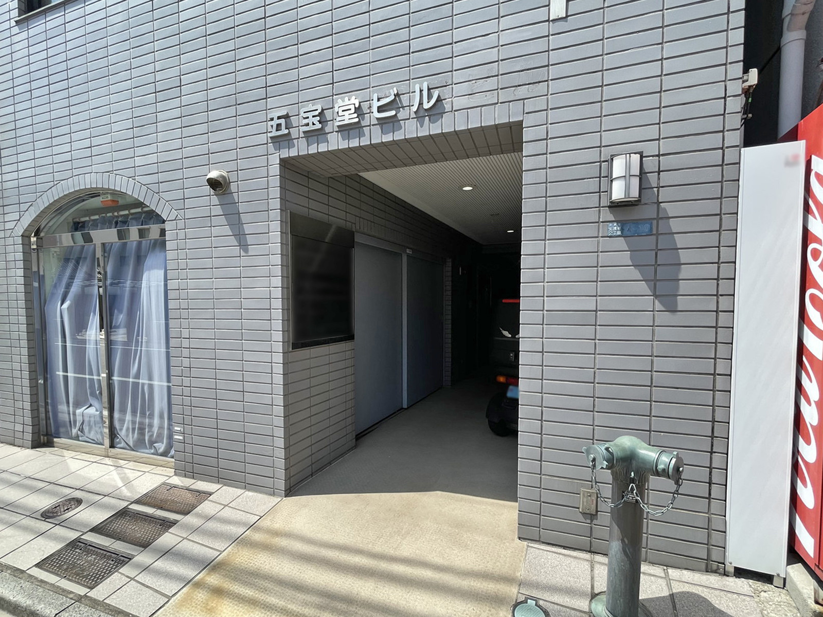 オフィスビル出入口