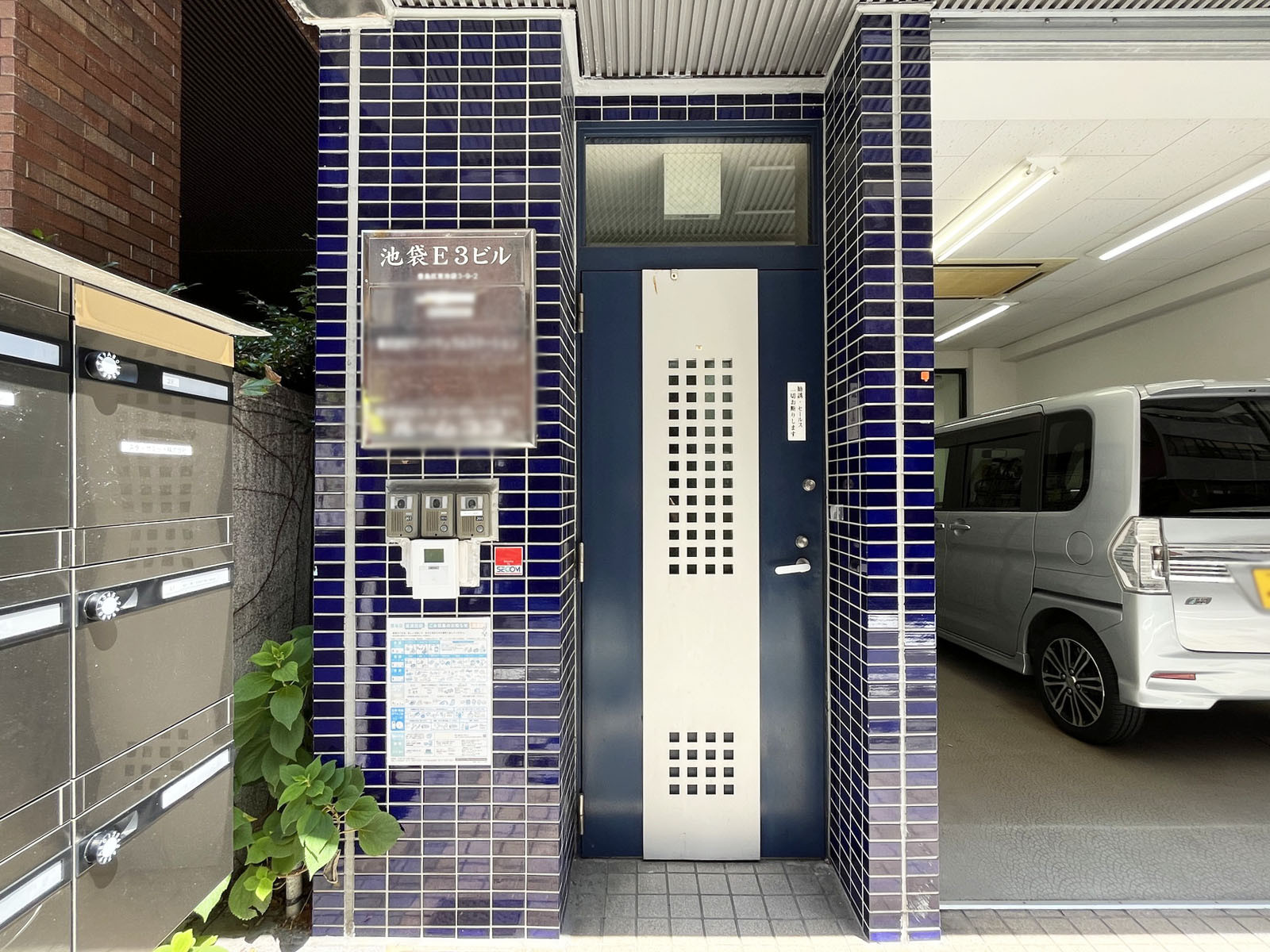 オフィスビル出入口