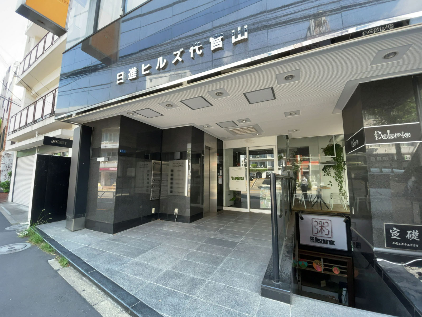 オフィスビル出入口