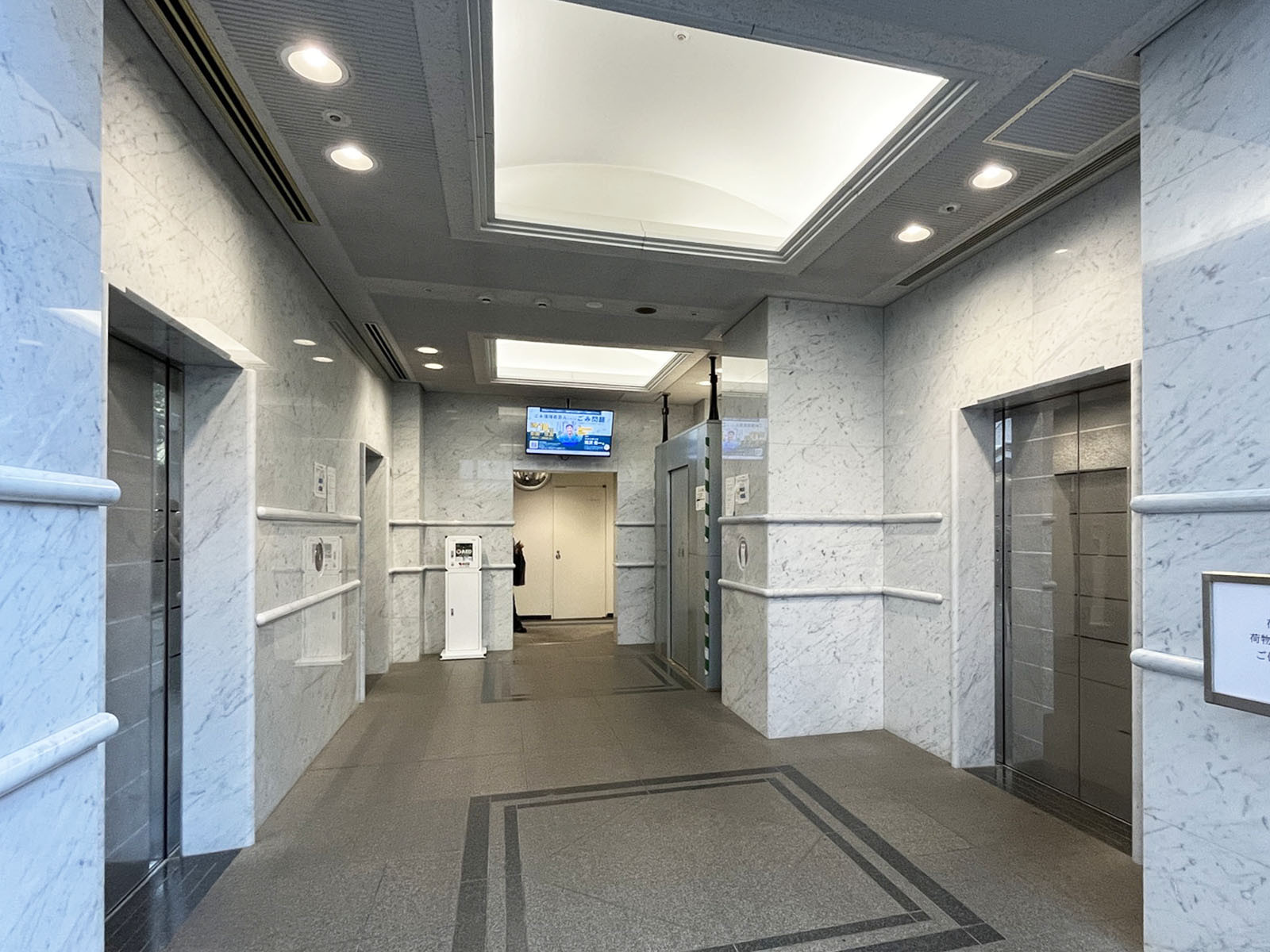 エレベーターホール(4基)