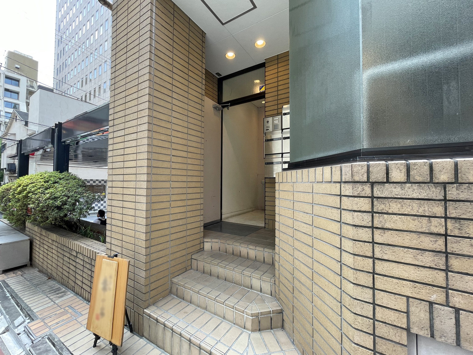 オフィスビル出入口