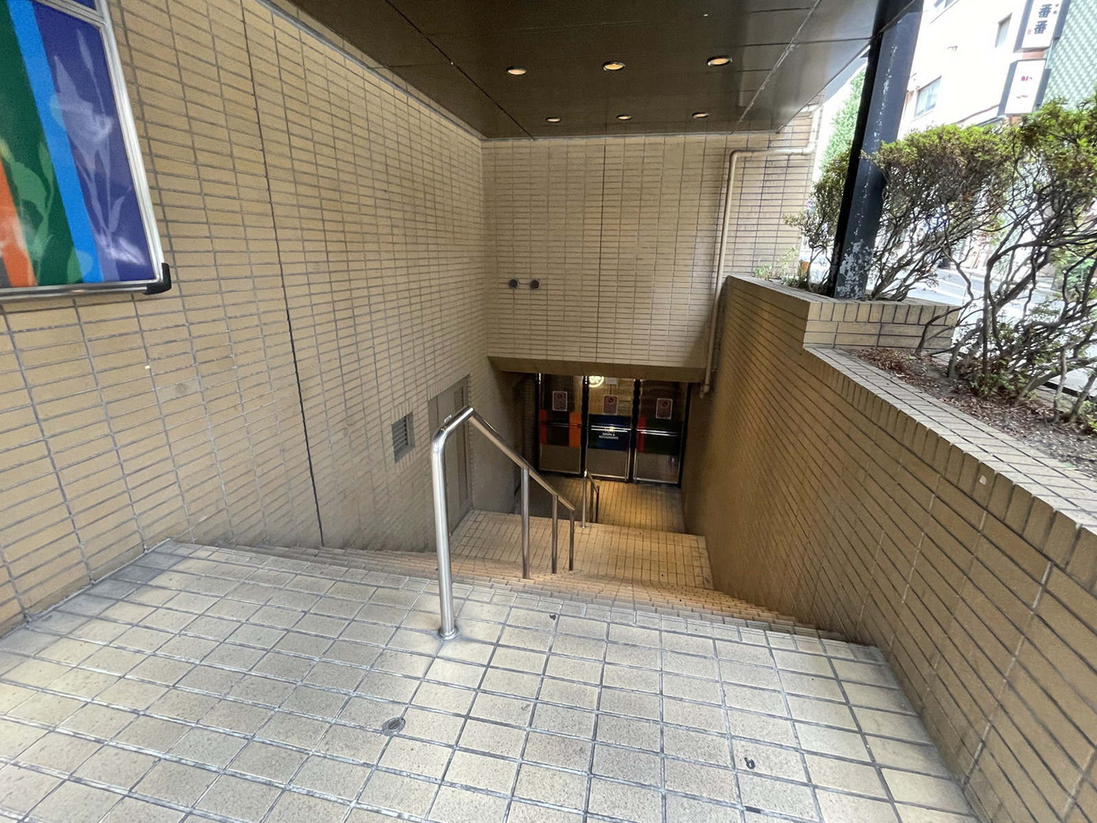 地下飲食店への出入り口