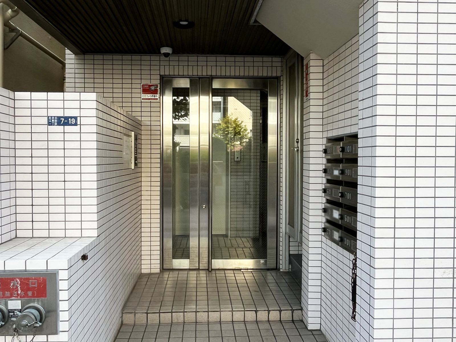 オフィスビル出入口