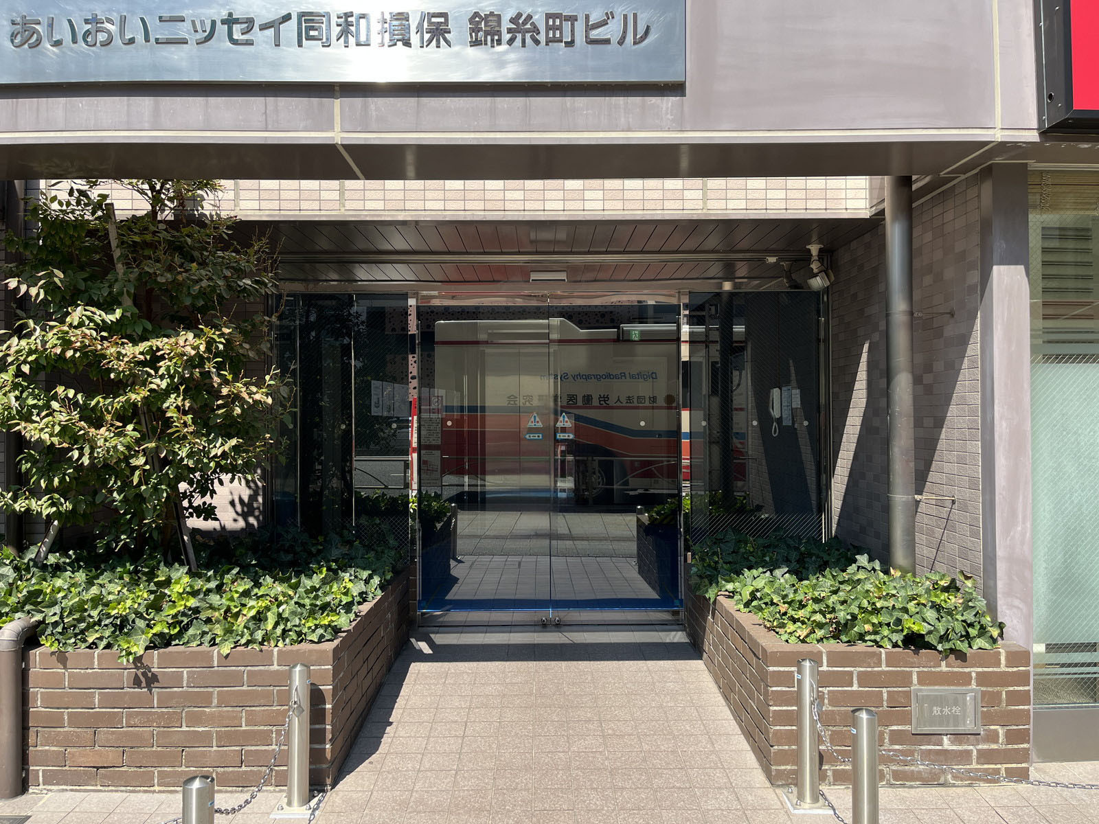 オフィスビル出入口