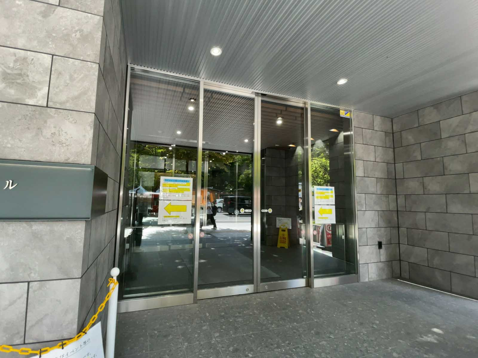 オフィスビル出入口