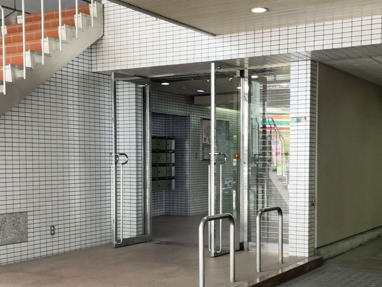 オフィスビル出入口