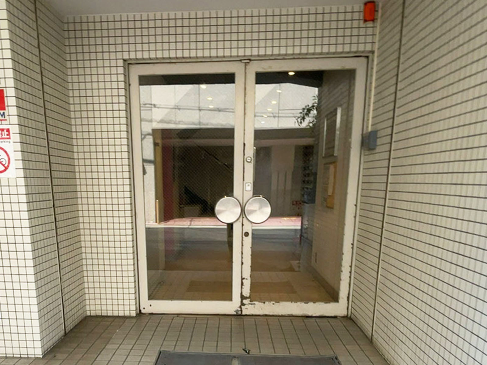 オフィスビル出入口