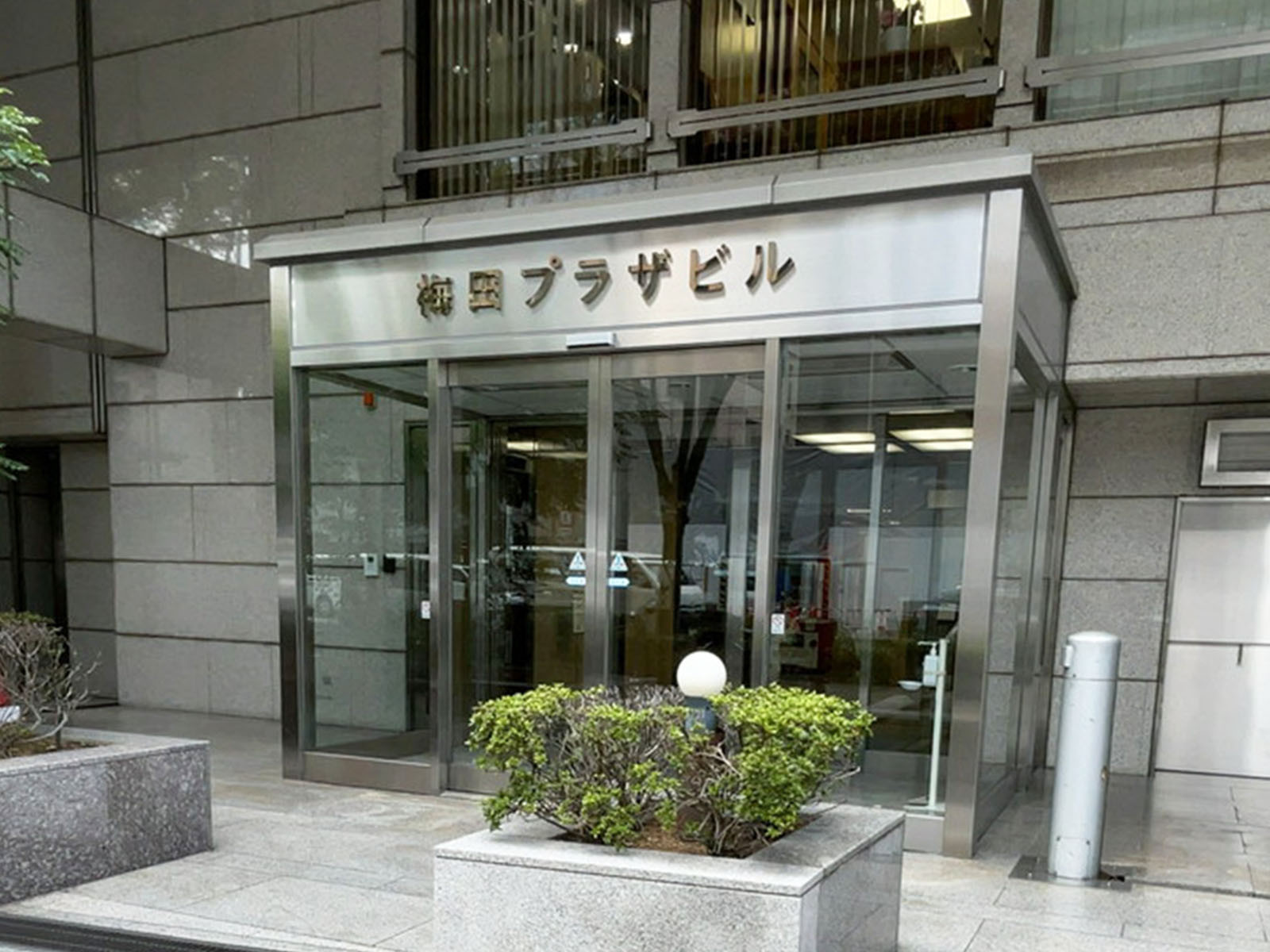 オフィスビル出入口