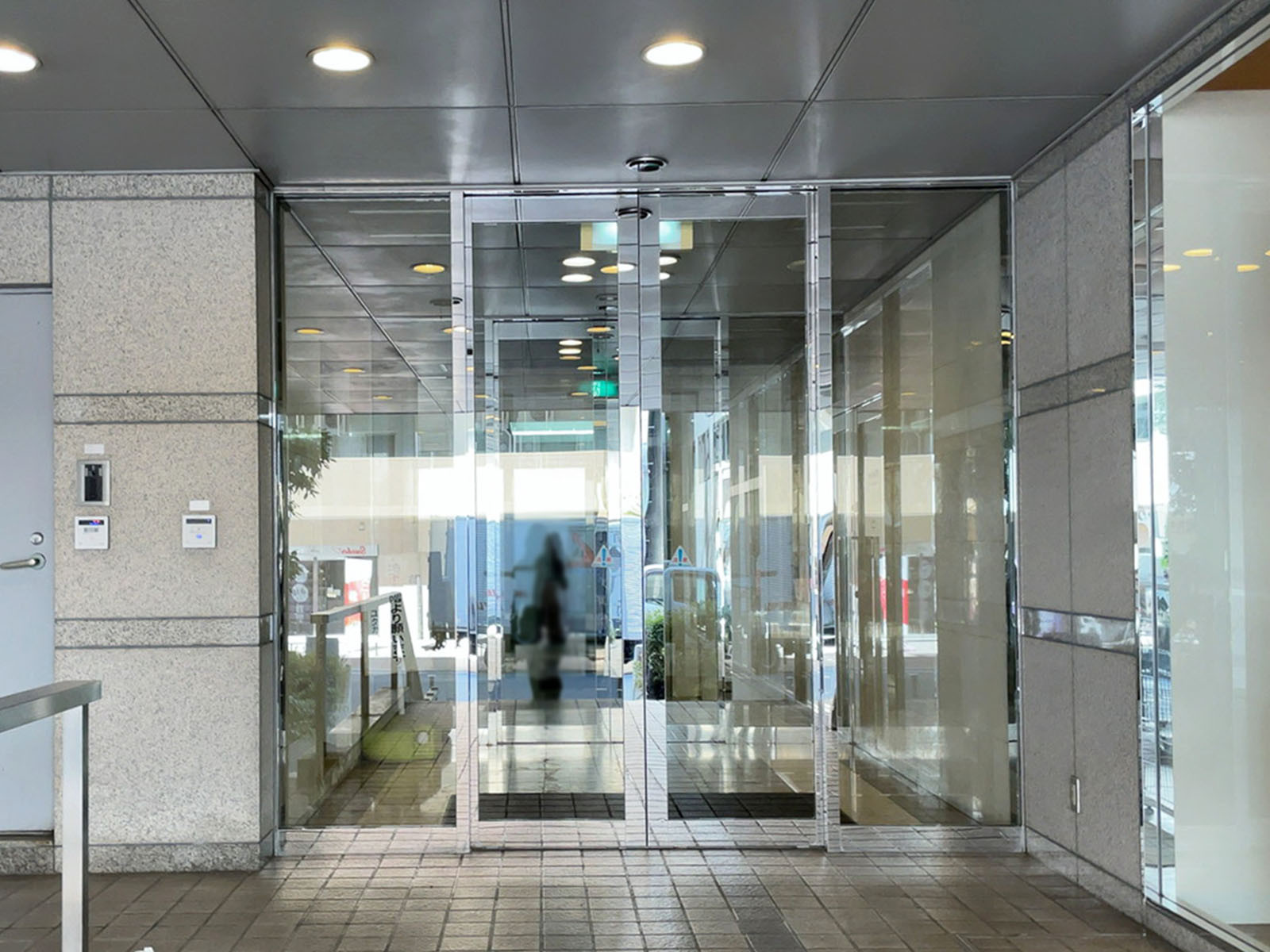 オフィスビル出入口