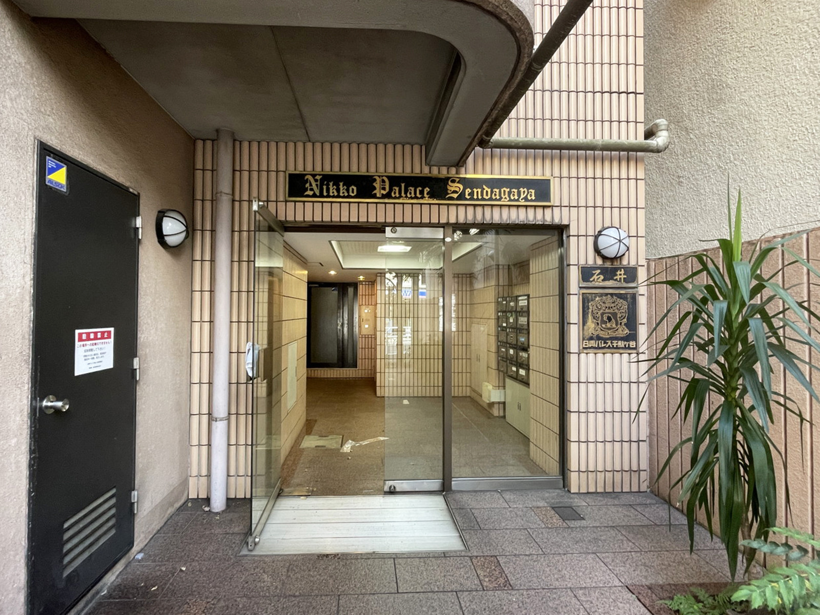 オフィスビル出入口