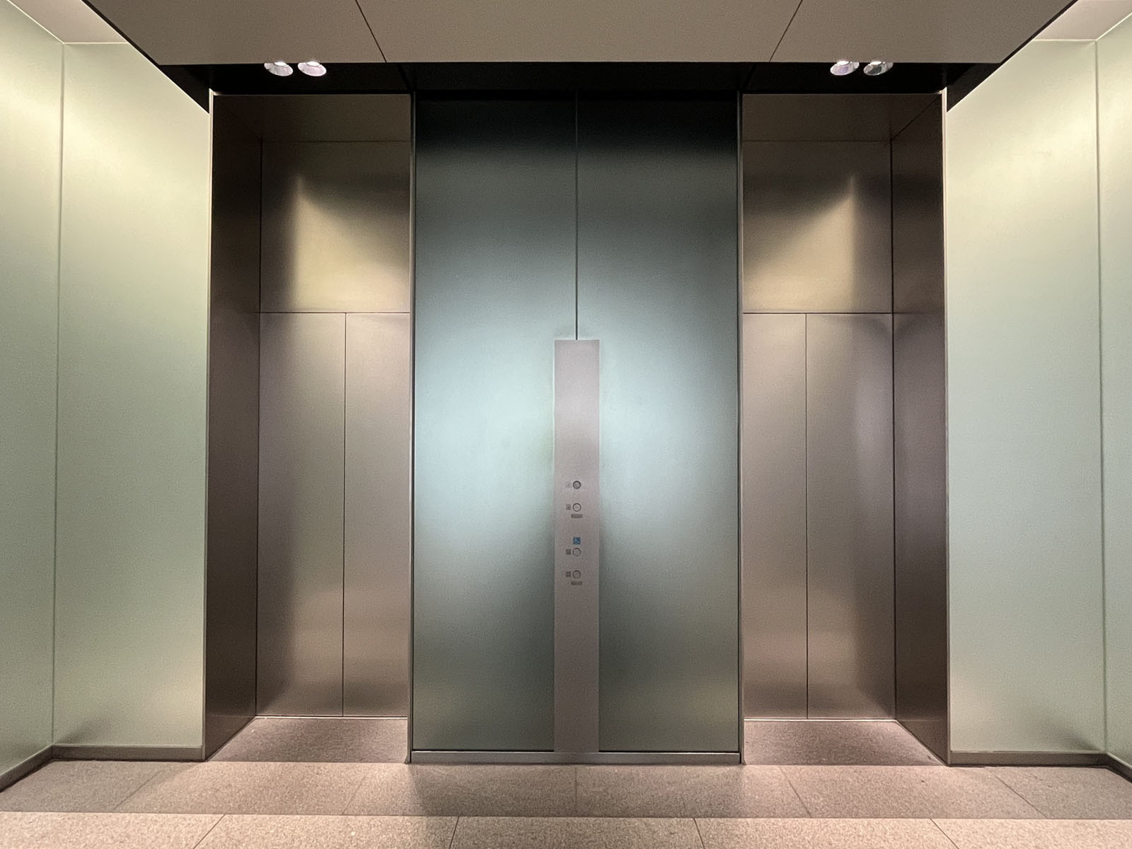 エレベーター(2基)