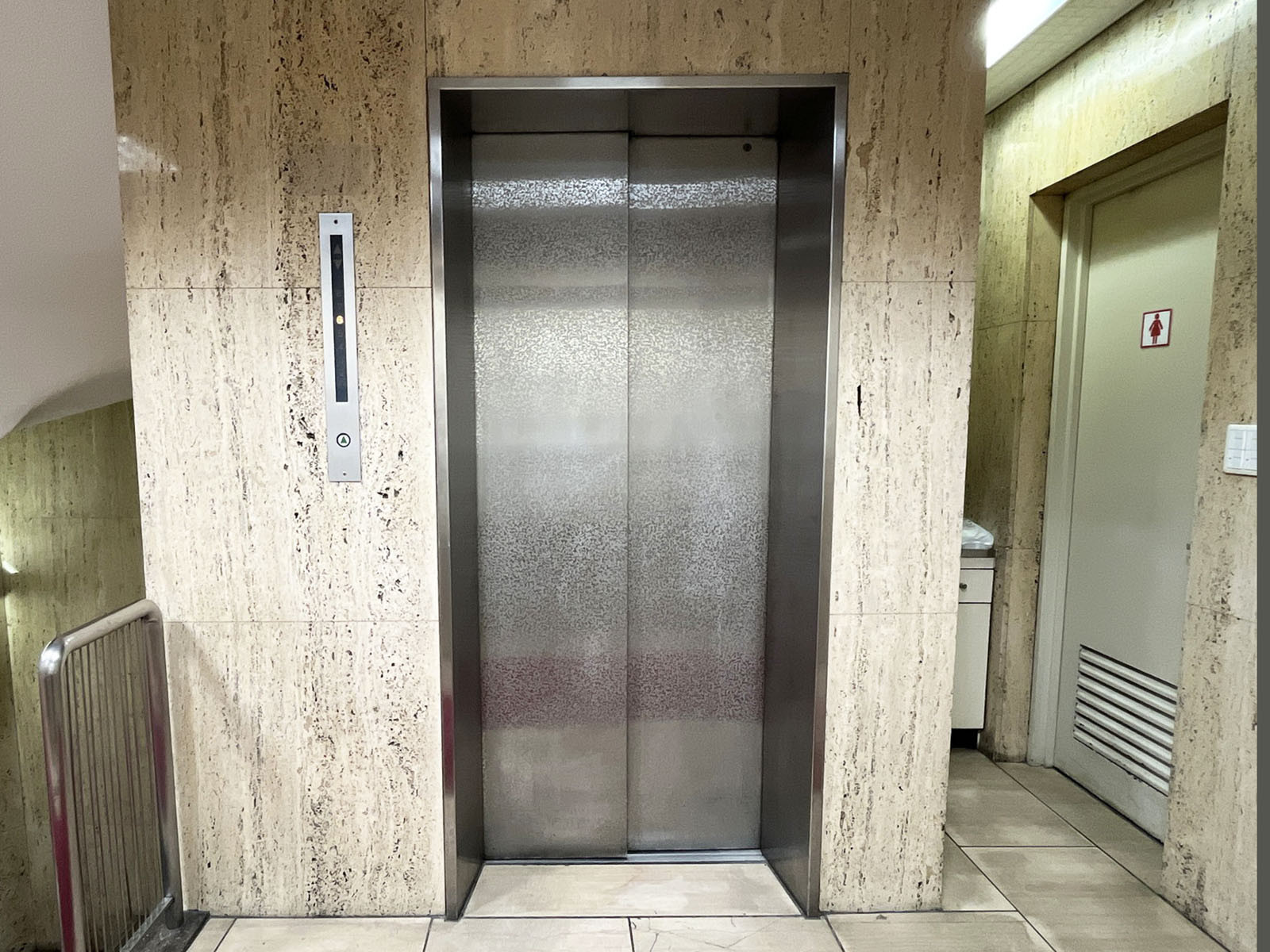 エレベーター(1基)