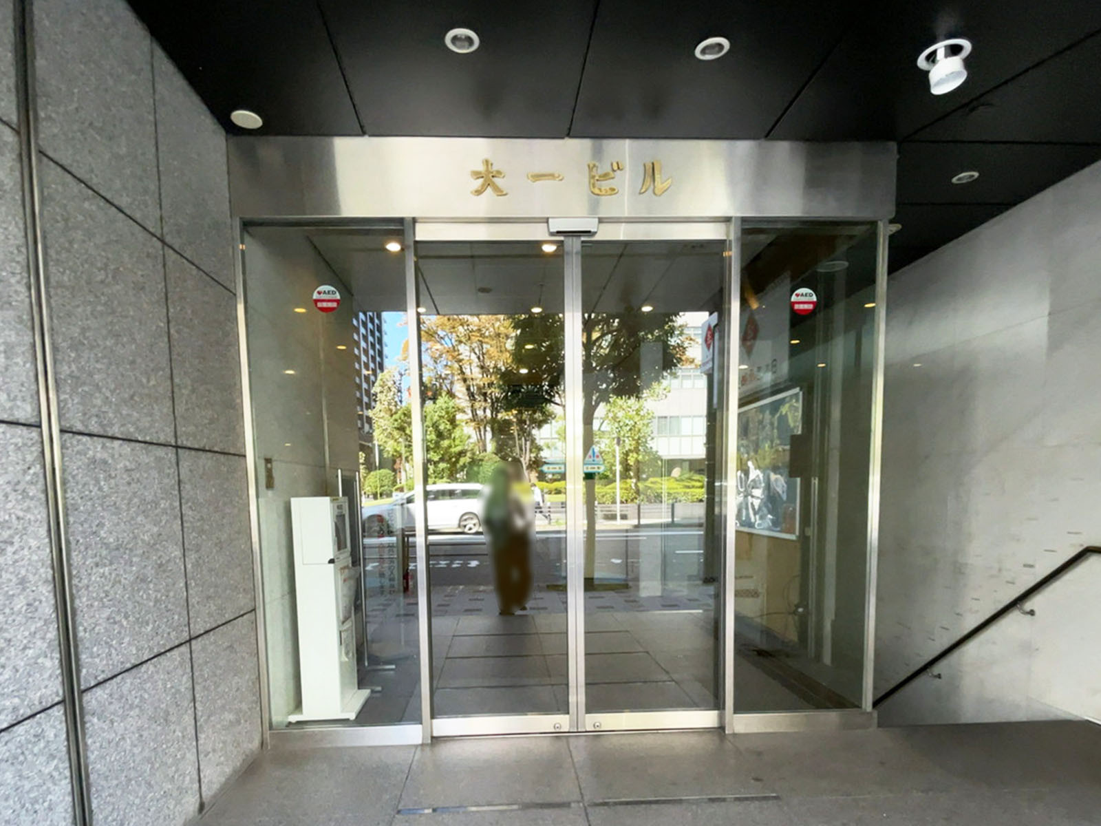 オフィスビル出入口
