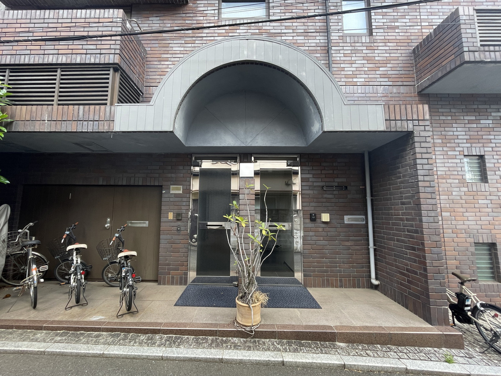オフィスビル出入口