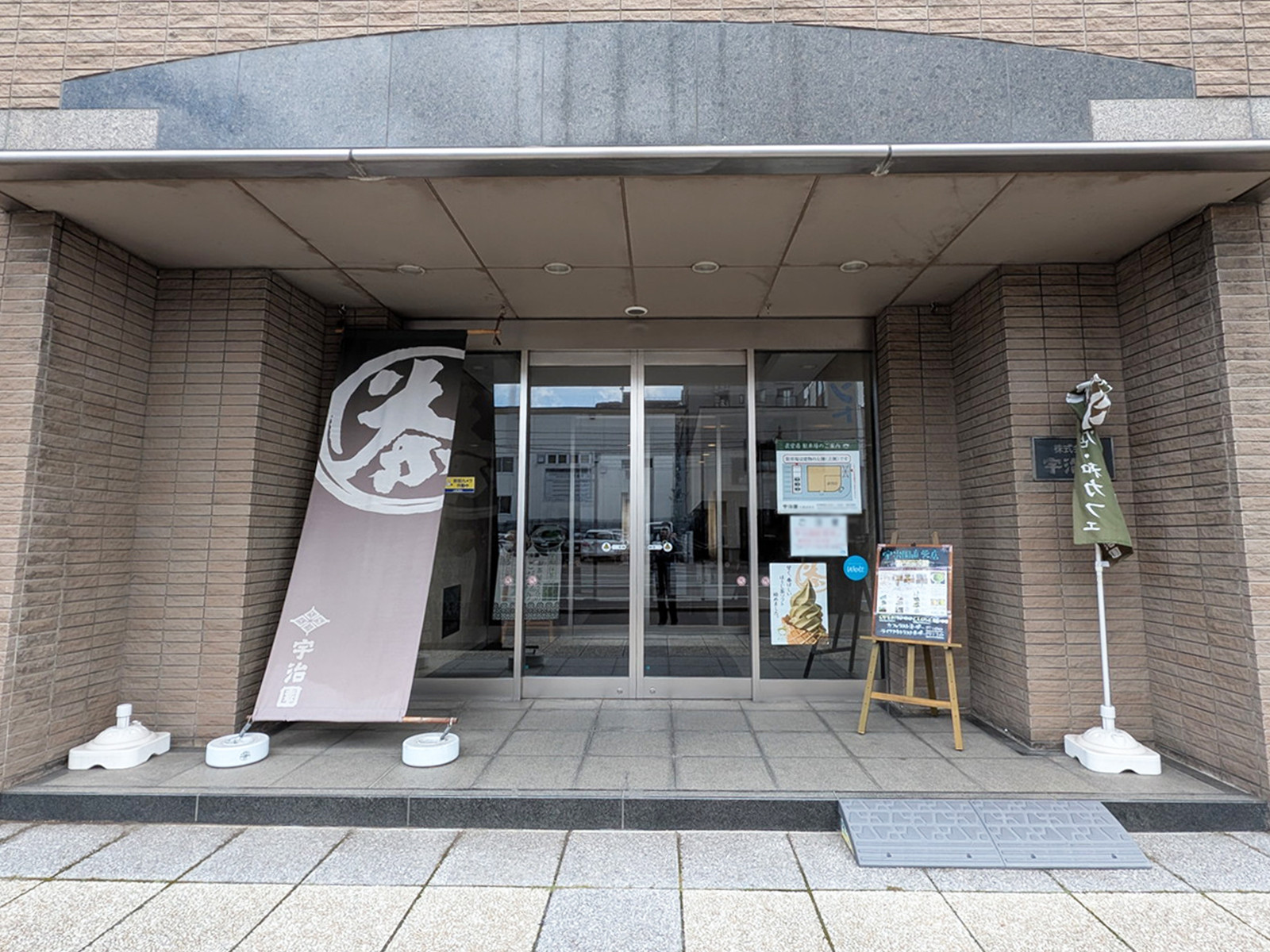 オフィスビル出入口